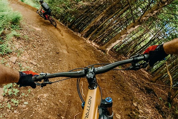 mtb in woods riding a berm